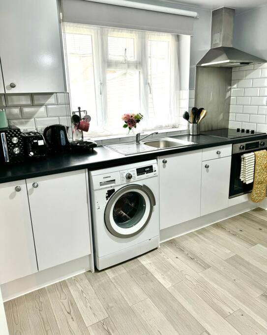 Apartamento Garden 1-bed Flat 30min To Downtown & Free Parking Londres