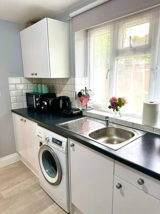 Garden 1-bed Flat 30min To Downtown & Free Parking Apartamento