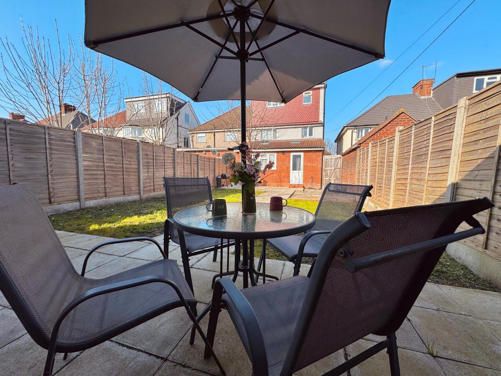 Garden 1-bed Flat 30min To Downtown & Free Parking Londra